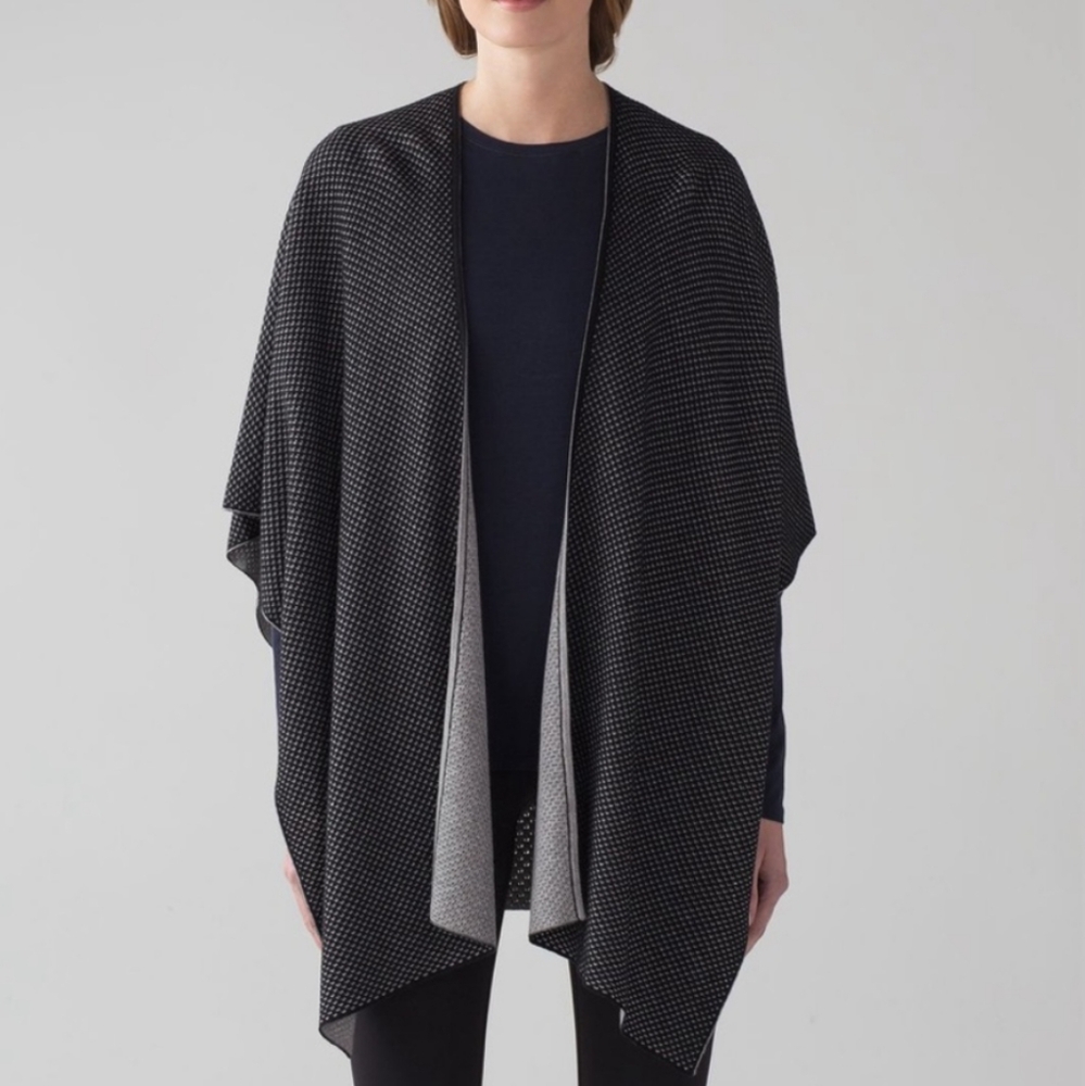 Lululemon Reversible Chic Black and Gray Knit Wrap O/S